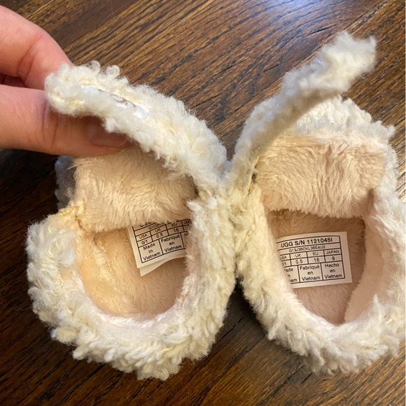 UGG- 0/1 baby booties lined infant size fuzzy velcro strap slippers pre-walkers - Picture 12 of 16